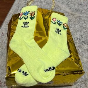 Worn 2 times! It has the stains for the book my son wore it with.